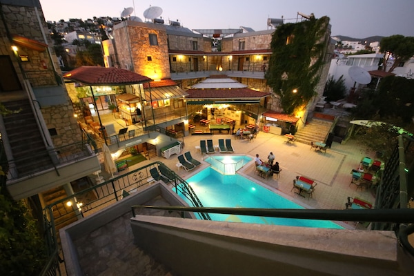 2 utendørsbassenger, bassengparasoller og solsenger