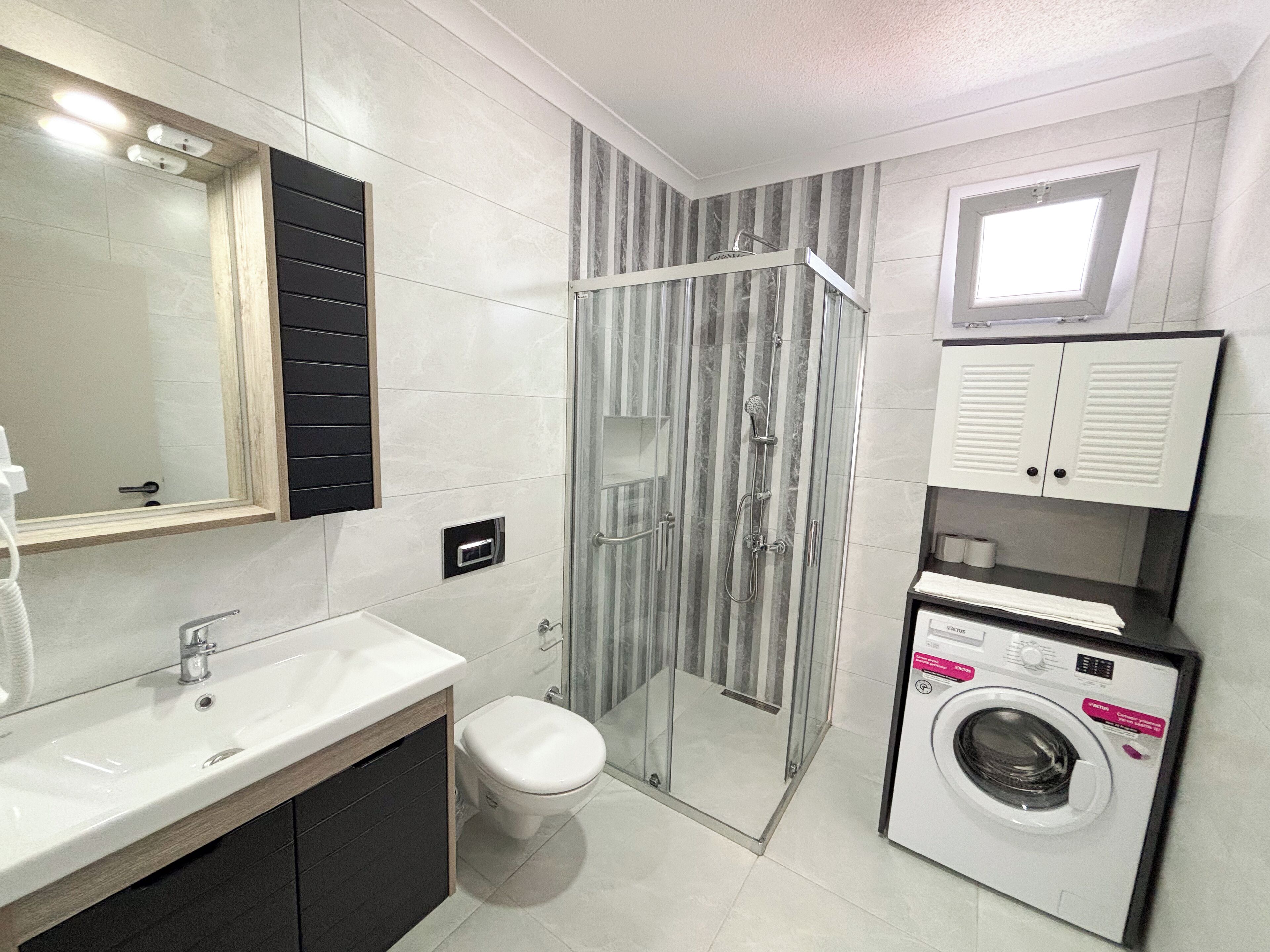 Familien-Suite | Badezimmer | Dusche, Handtücher
