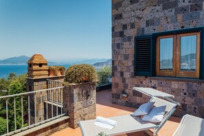 Suite, hidromasaje, vista al mar | Terraza o patio