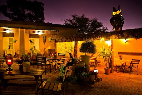 Breakfast, lunch, dinner served; African cuisine