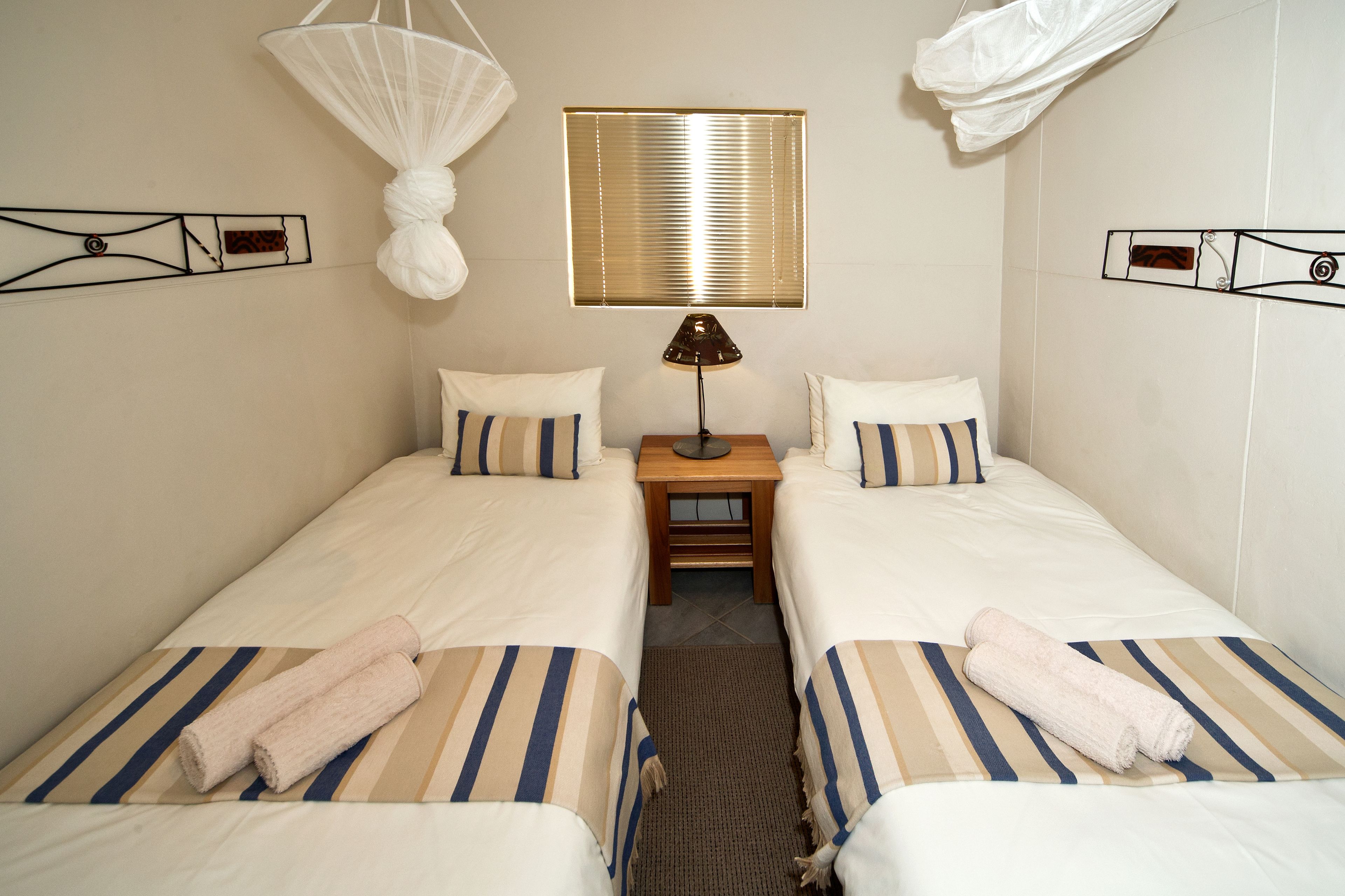 family room | 1 bedroom, desk, bed sheets, wheelchair access