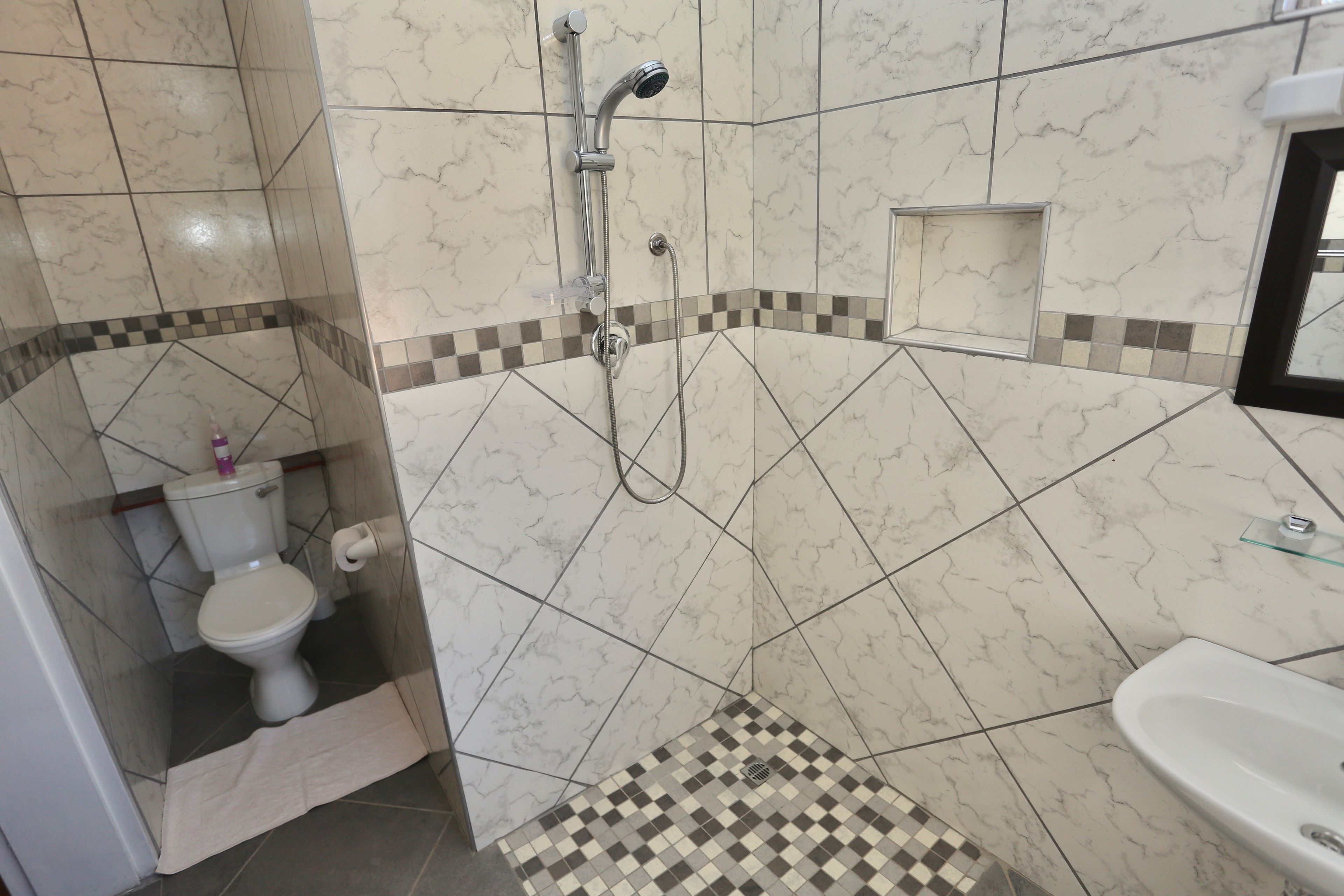 1 bedroom, desk, bed sheets, wheelchair access