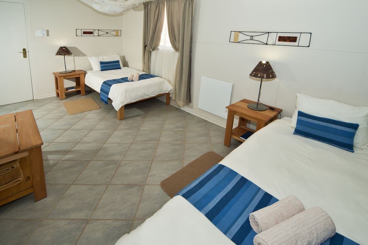 Comfort-Zweibettzimmer | 1 Schlafzimmer, Schreibtisch, Bettwäsche, Rollstuhlgeeignet