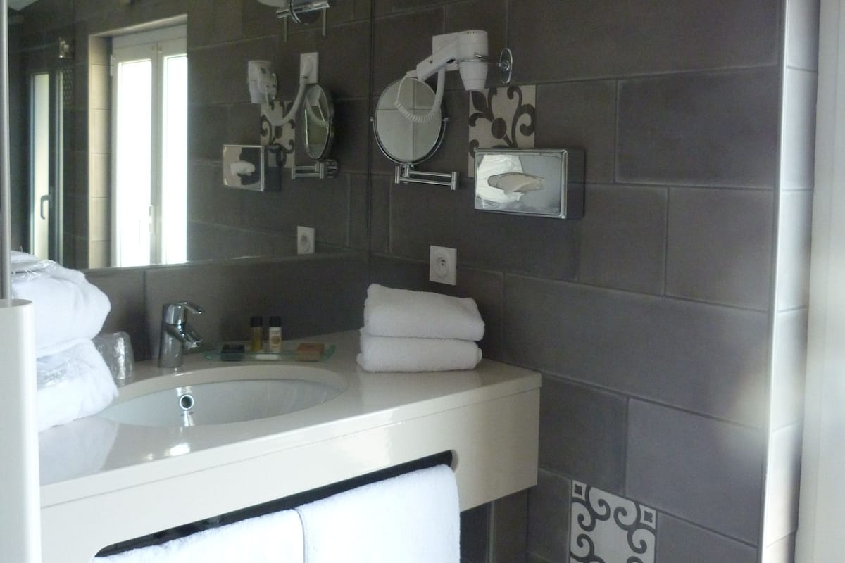 Bathroom sink