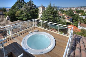 Outdoor spa tub - La Bastide de l'Oliveraie (Cannes)