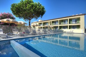 Outdoor pool, open 9:00 AM to 9:00 PM, pool umbrellas, sun loungers - La Bastide de l'Oliveraie (Cannes)