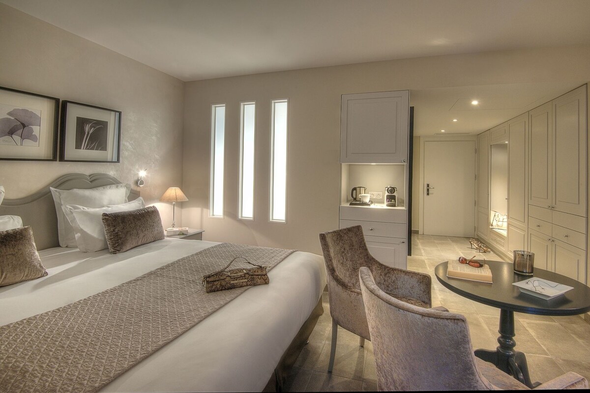 Hochwertige Bettwaren, Select-Comfort-Betten, Zimmersafe, Schreibtisch