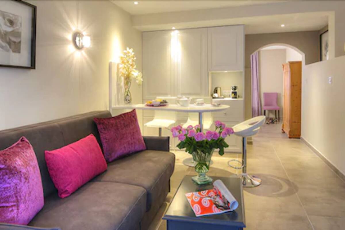 family studio | living room | flat-screen tv