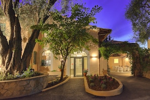 Front of property - evening/night - La Bastide de l'Oliveraie (Cannes)