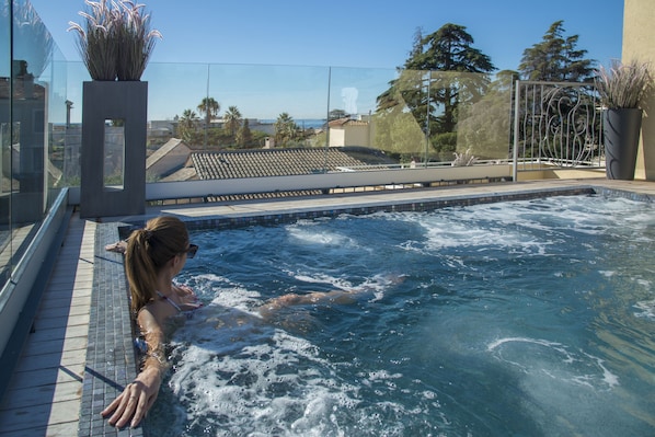 Outdoor spa tub - La Bastide de l'Oliveraie (Cannes)