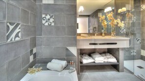 Designer-Toilettenartikel, Haartrockner, Bademäntel, Hausschuhe