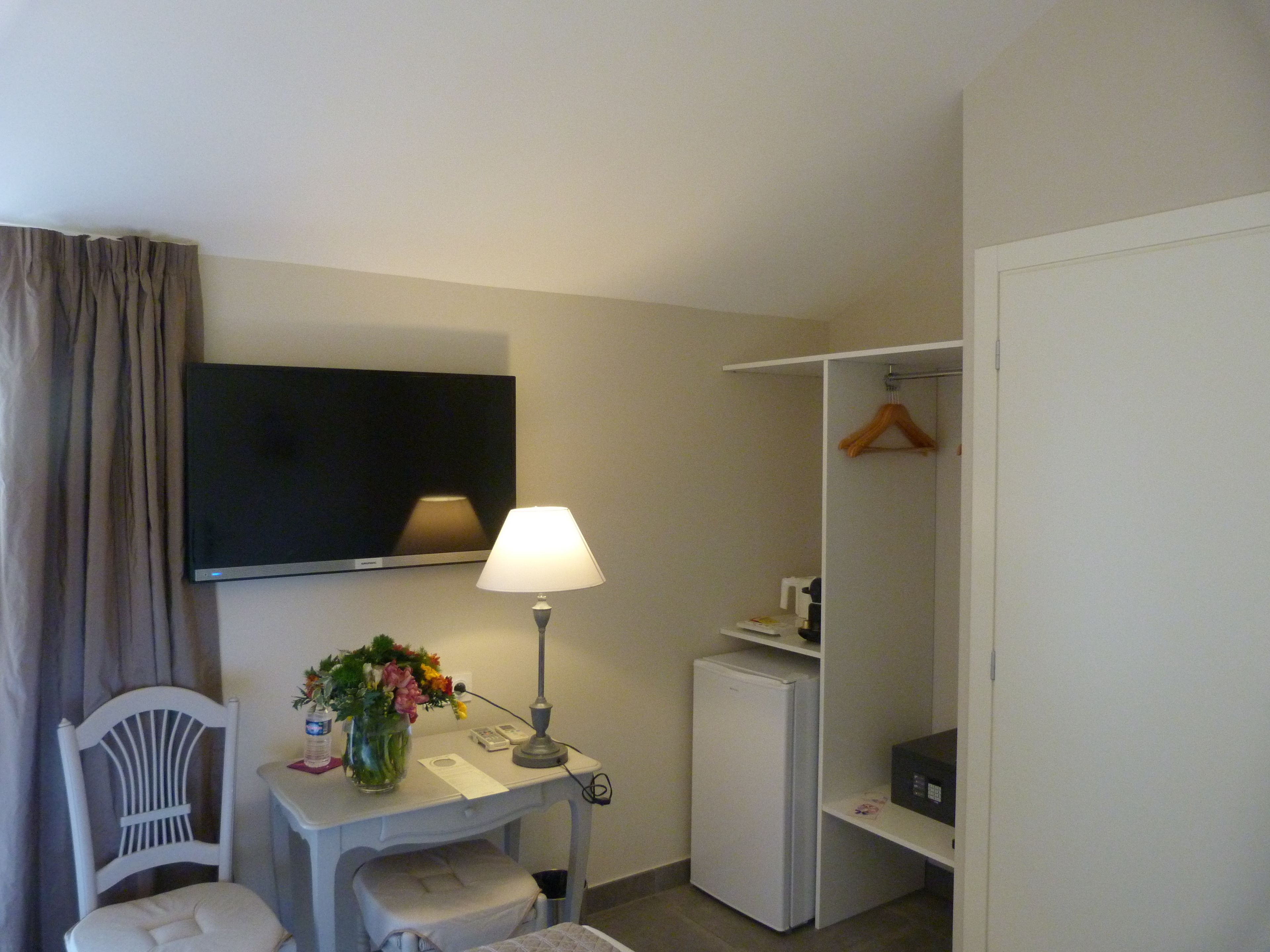 traditional room | mini fridge