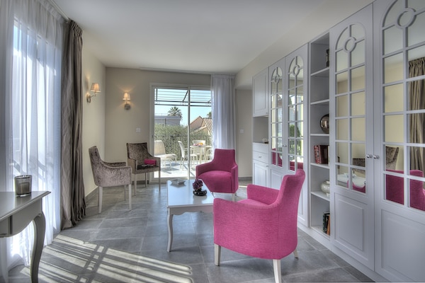 Kaliteli yatak takımı, Select Comfort yatak, odada kasa, masa