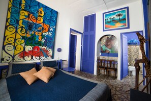 ダブルルーム (El Fell) | 高級寝具、デスク、防音設備、アイロン / アイロン台