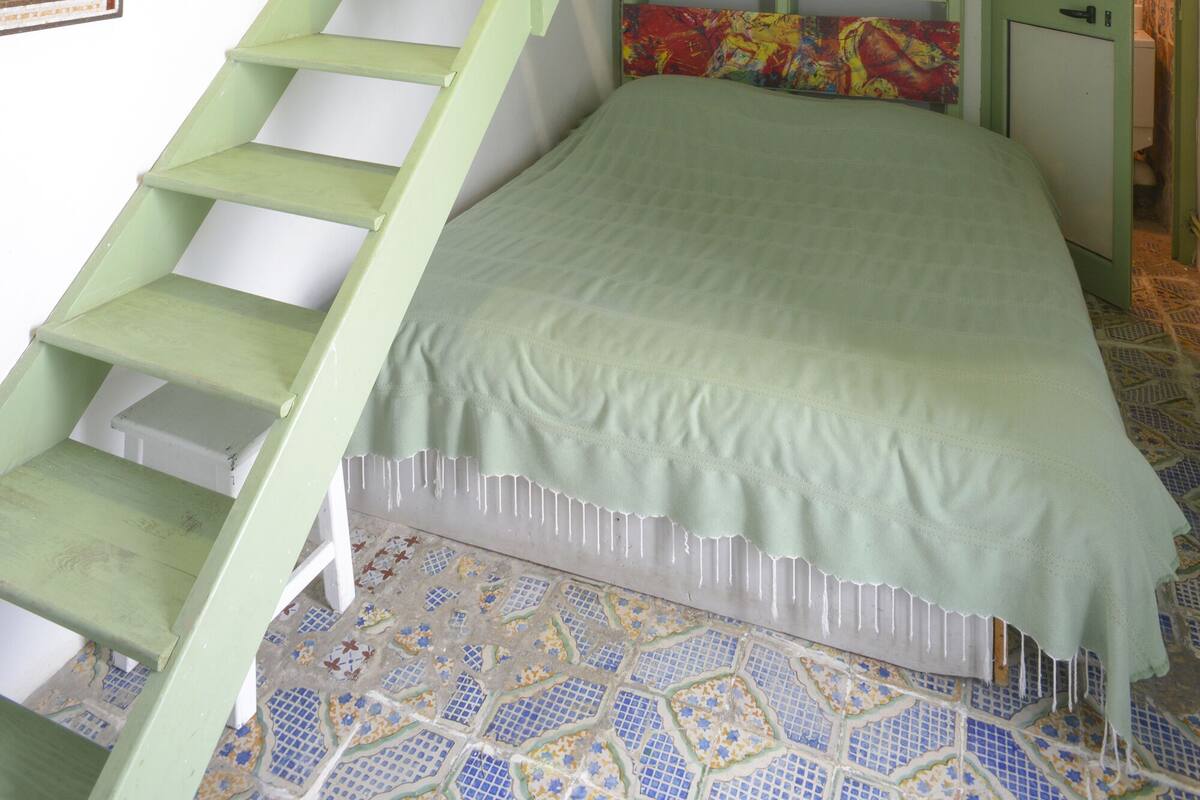 Tweepersoonskamer (Ambar) | Luxe beddengoed, een bureau, geluiddichte muren