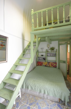 Quarto casal (Ambar) | Roupas de cama premium, escrivaninha, quartos à prova de som