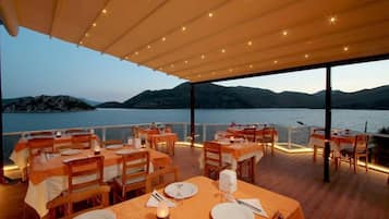 Serviço de almoço e jantar; frutos do mar, vistas para a praia