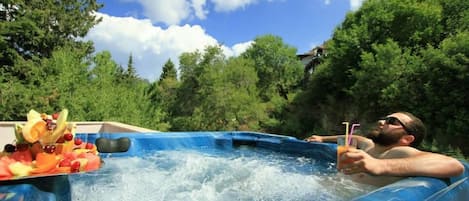 Bañera de hidromasaje al aire libre