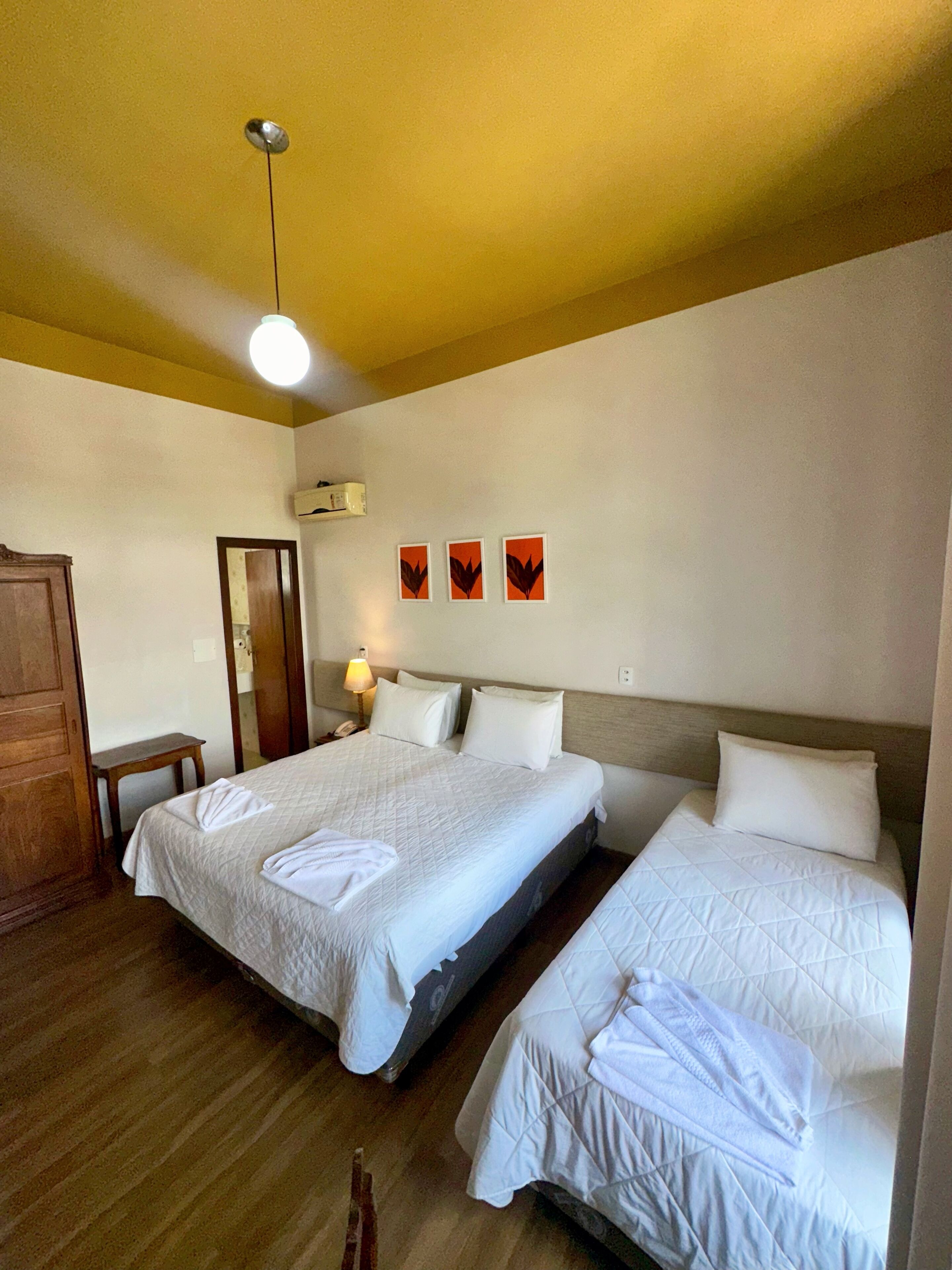 Minibaari, työpöytä, kannettavalle tietokoneelle sopiva työtila