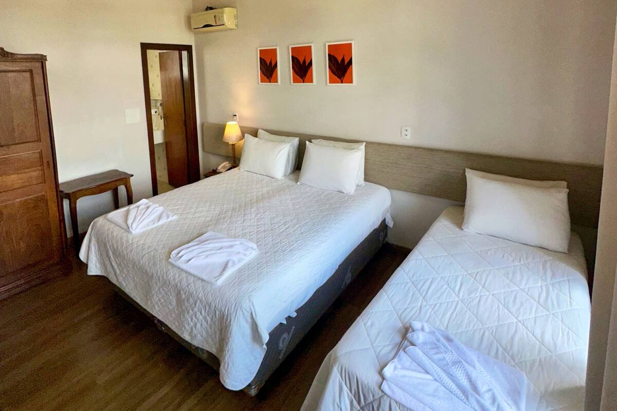 Minibaari, työpöytä, kannettavalle tietokoneelle sopiva työtila