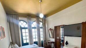 Minibar, escritorio y espacio para trabajar con laptop