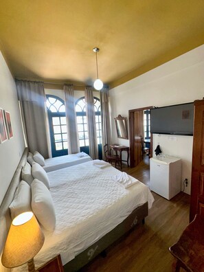 Minibar, escritorio y espacio para trabajar con laptop 