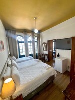 Minibar, escritorio y espacio para trabajar con laptop 