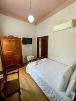 Minibar, escritorio y espacio para trabajar con laptop 