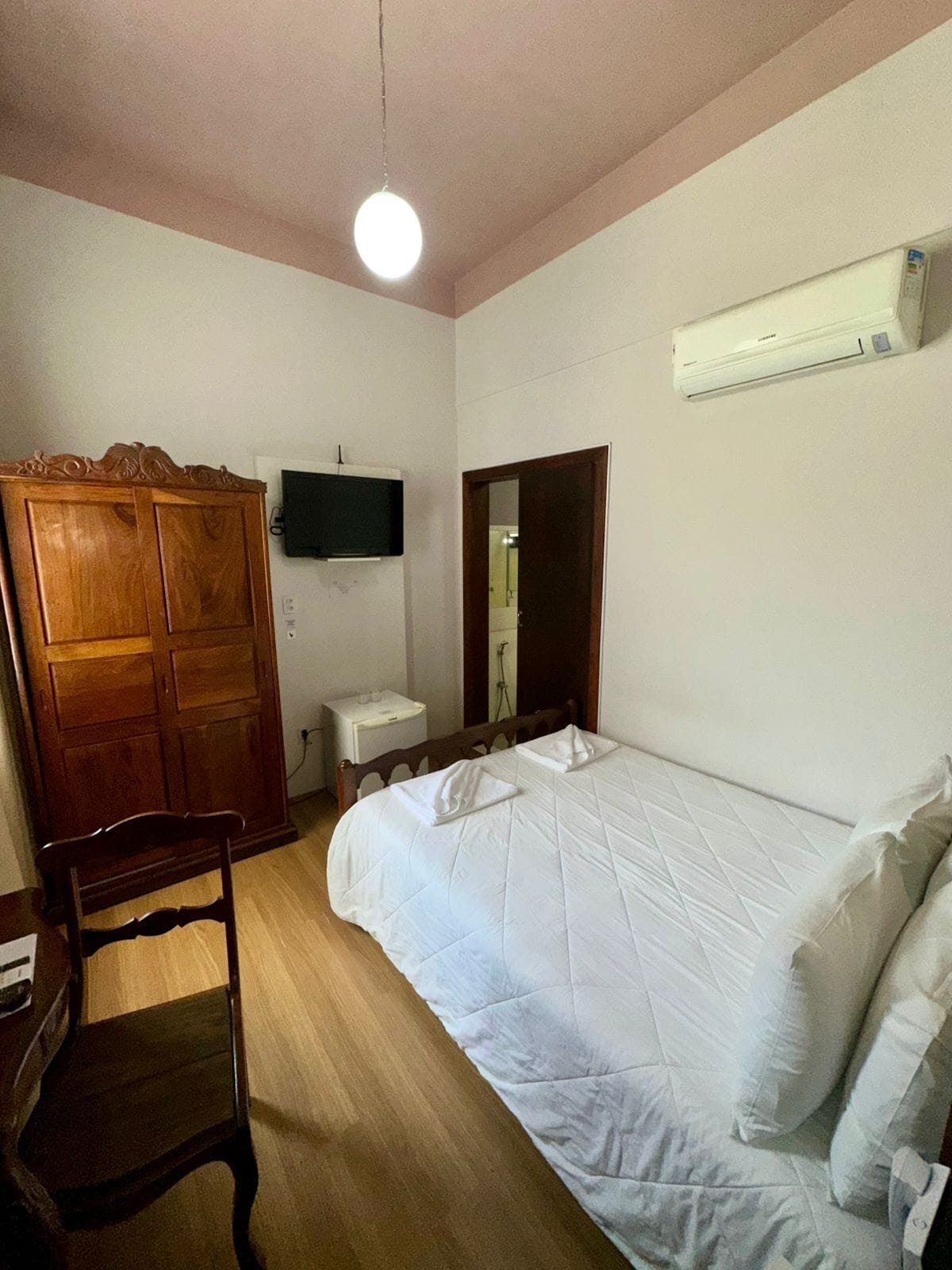 Habitación estándar doble de uso individual | Baño | Ducha y cabezal de ducha tipo lluvia