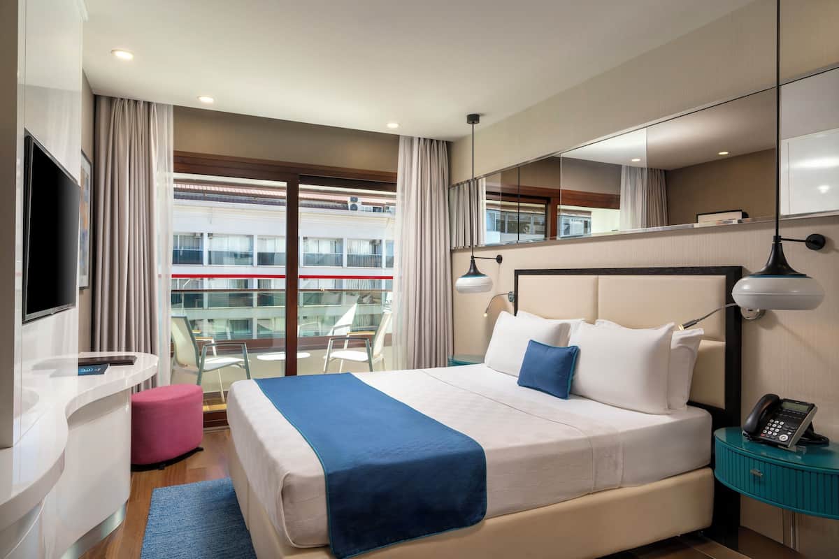 Superior tweepersoonskamer, 1 queensize bed, gedeeltelijk uitzicht op zee | Luxe beddengoed, een gratis minibar, een kluis op de kamer