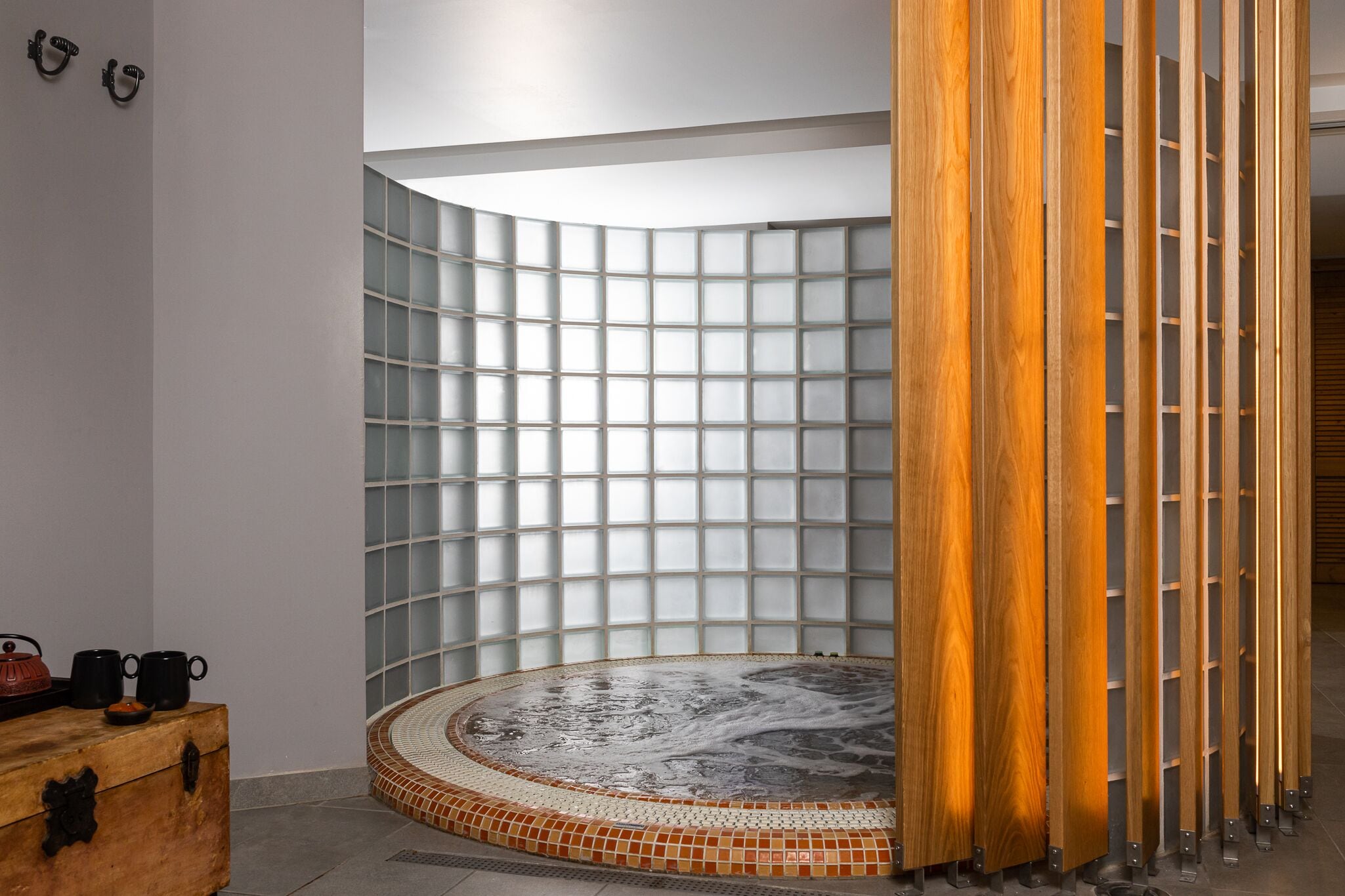 sauna, steam room, 2 treatment rooms, massages