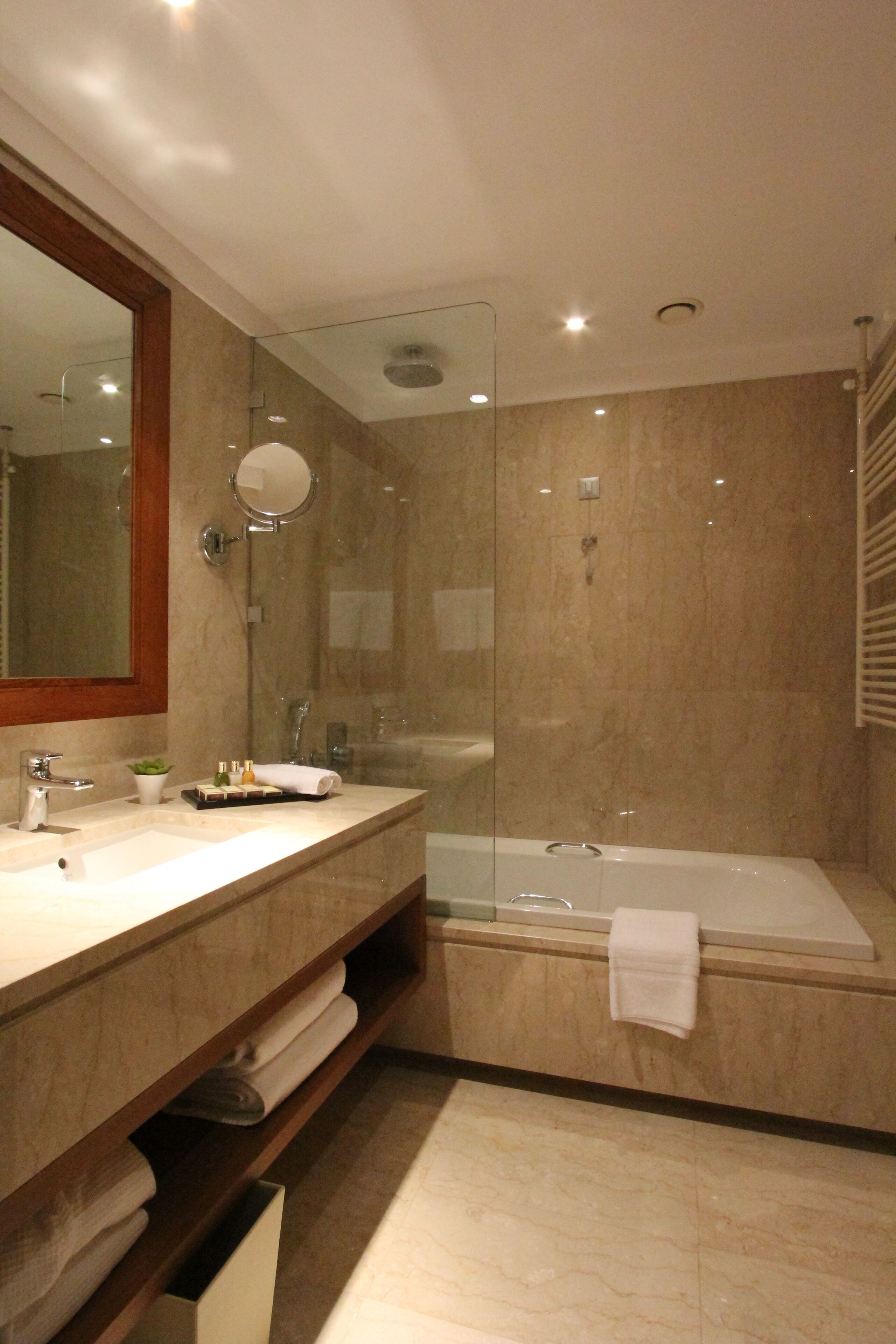 executive suite | bathroom | bathtub, free toiletries, hair dryer, bathrobes