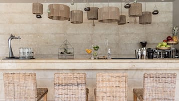 Bar en bord de piscine