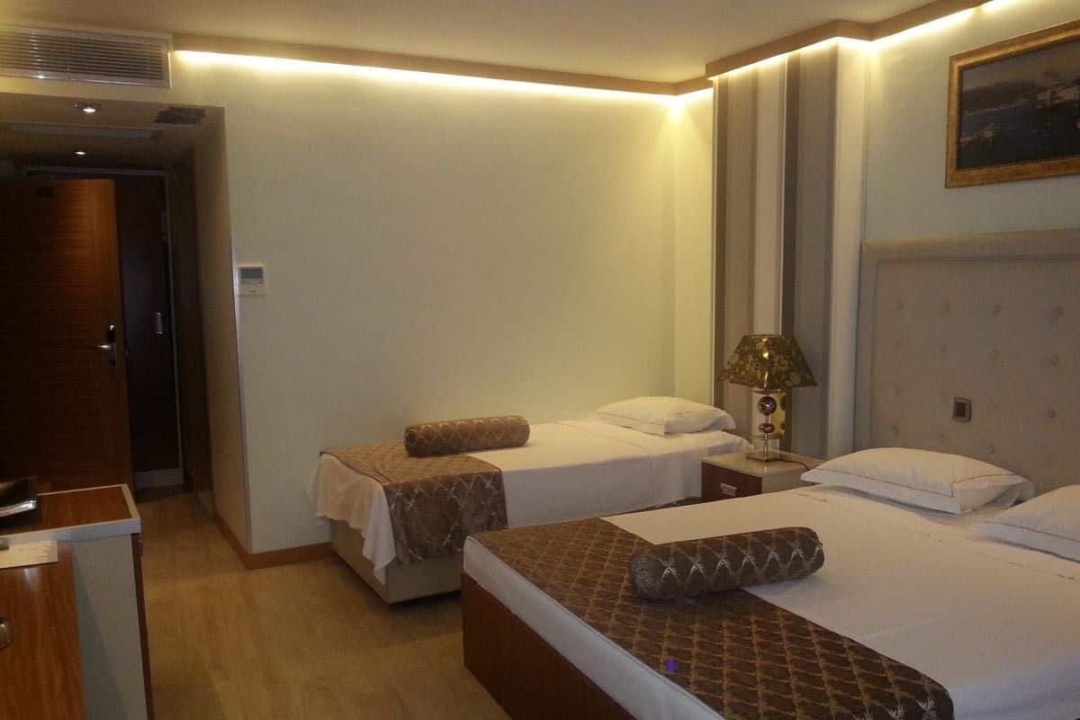 Standaard driepersoonskamer | Luxe beddengoed, een minibar, een kluis op de kamer, geluiddichte muren