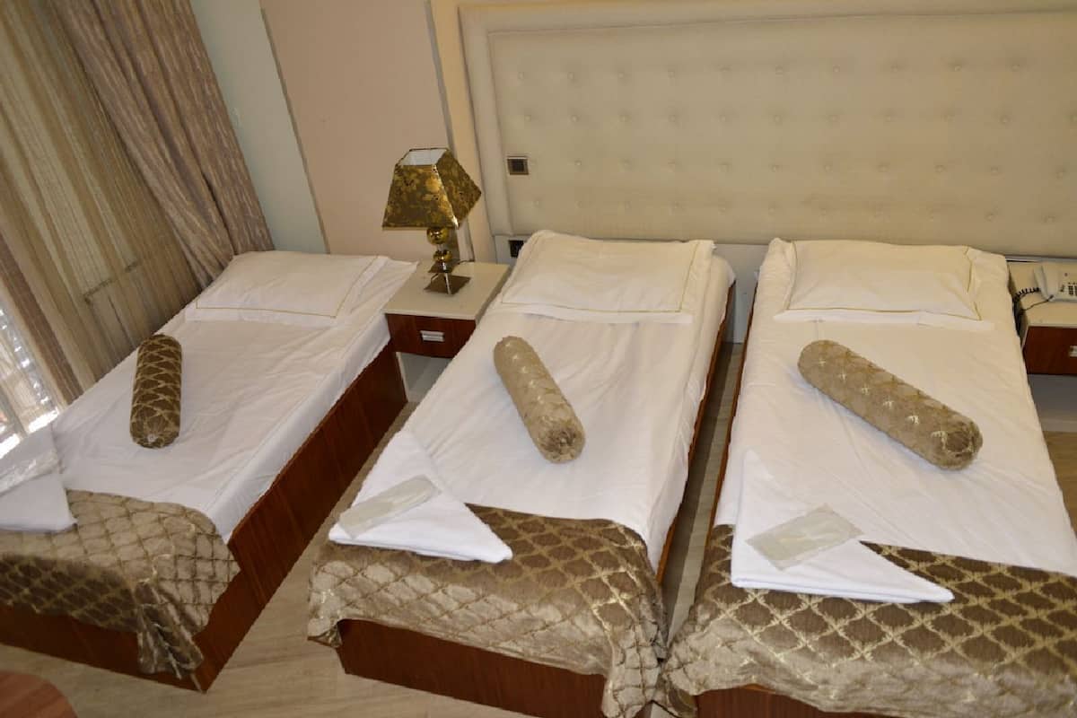 Standaard driepersoonskamer | Luxe beddengoed, een minibar, een kluis op de kamer, geluiddichte muren