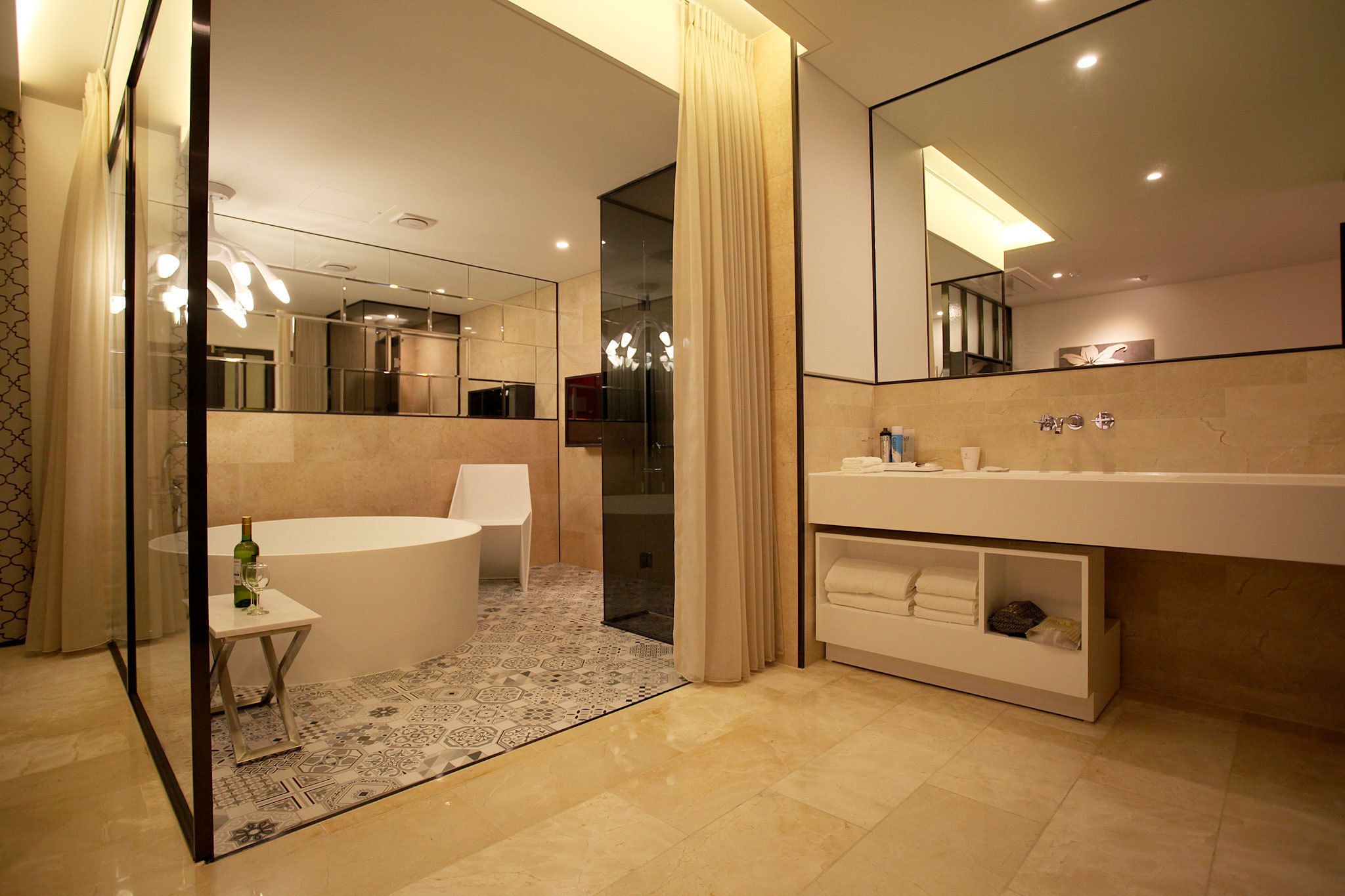 deluxe double room | bathroom | free toiletries, hair dryer, bathrobes, slippers