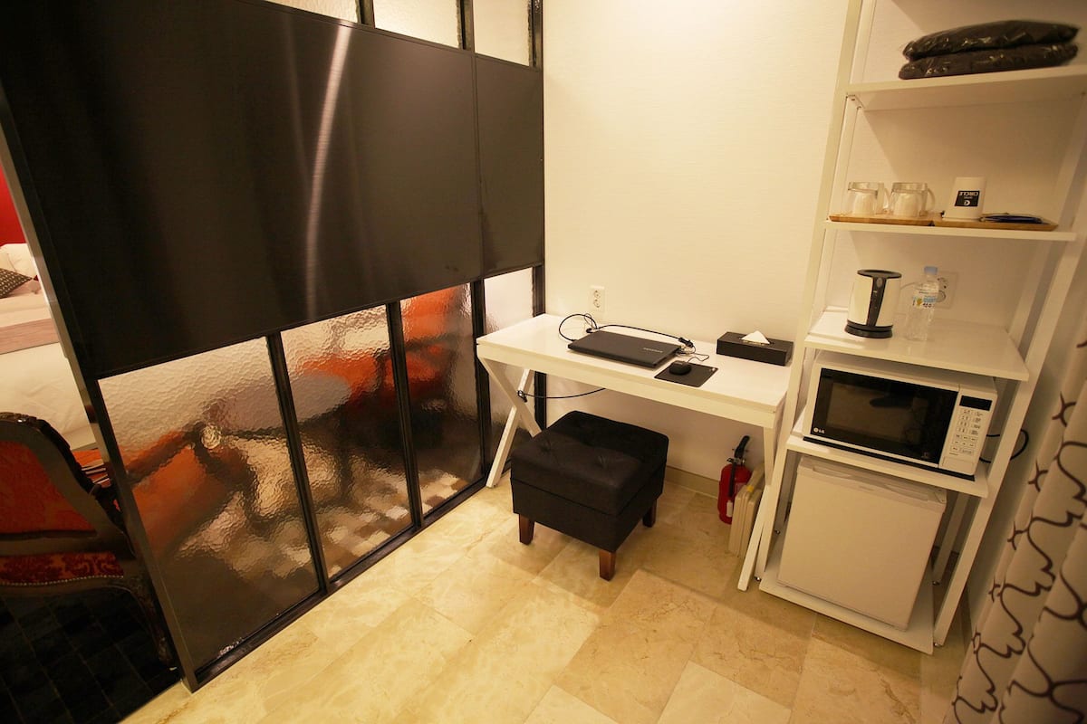 deluxe double room | in-room business centre