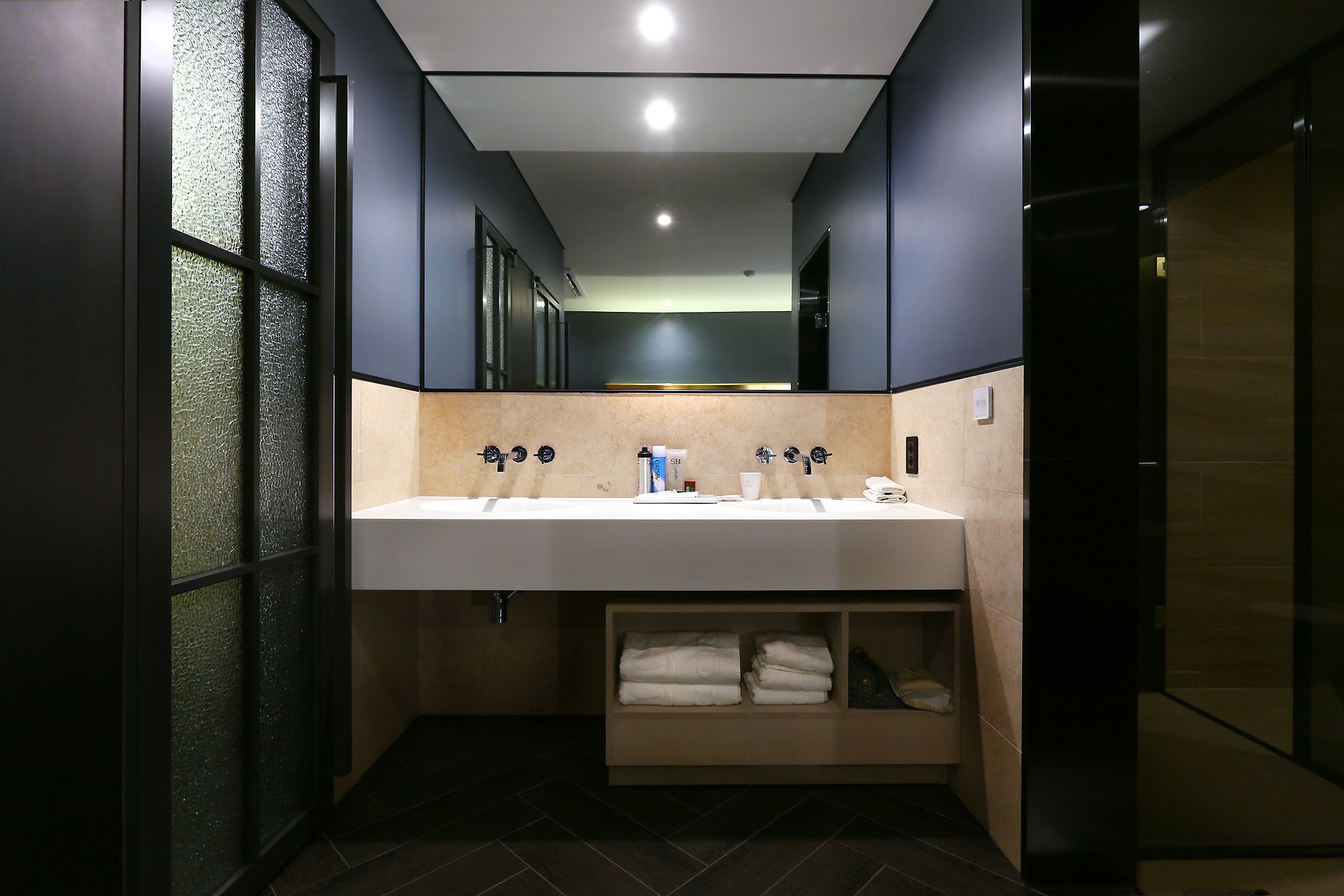 standard twin room | bathroom sink