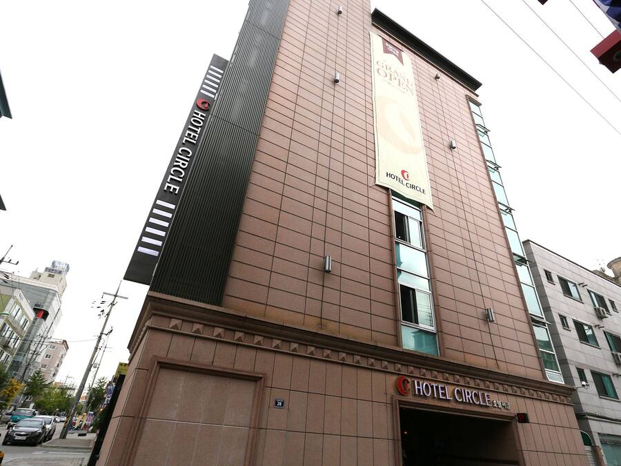 A modern hotel with a prominent sign reading "HOTEL CIRCLE".