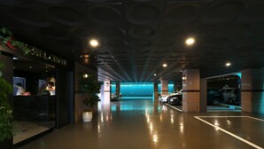 免費自助泊車、免費代客泊車
