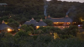 Voorkant accommodatie - avond/nacht