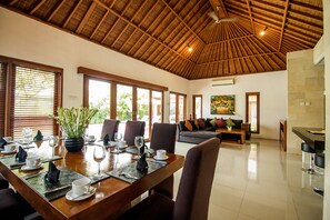 4 kamar tidur, brankas, meja kerja, dan tirai kedap cahaya