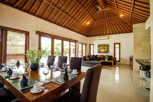 4 habitaciones, caja de seguridad en la habitación y escritorio 