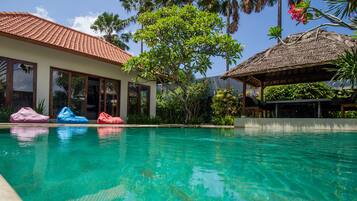 4 kamar tidur, brankas, meja kerja, dan tirai kedap cahaya