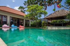 4 bedrooms, in-room safe, desk, blackout curtains - Amore Villas (Canggu)