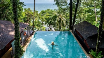 Una piscina al aire libre, tumbonas