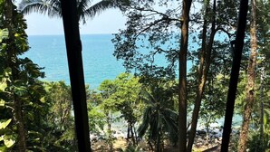 An infinity pool with a view of the ocean and tropical vegetation. - Baan Krating Khao Lak Resort (Takua Pa)