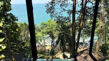 Utendørsbasseng og solsenger