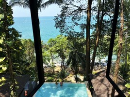 Una piscina al aire libre, sillones reclinables de piscina