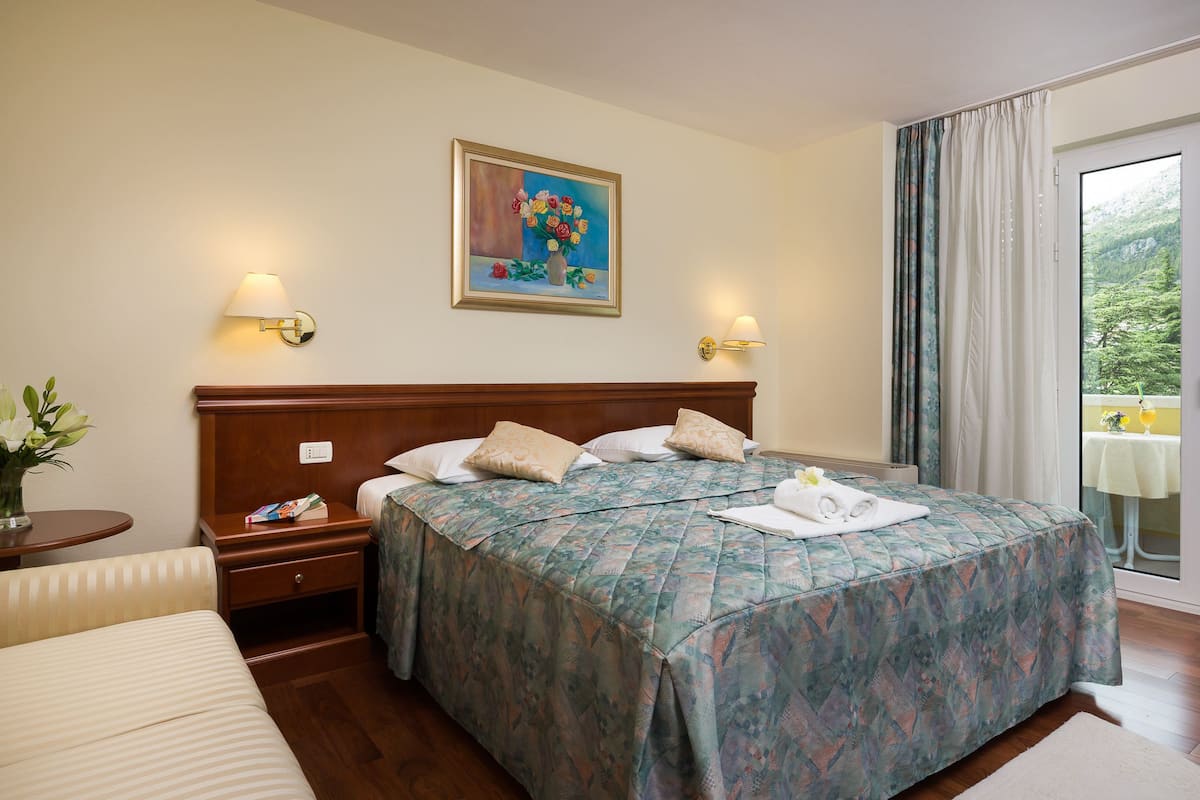 Comfort Double Room, Partial Sea View | 1 bedroom, premium bedding, minibar, in-room safe